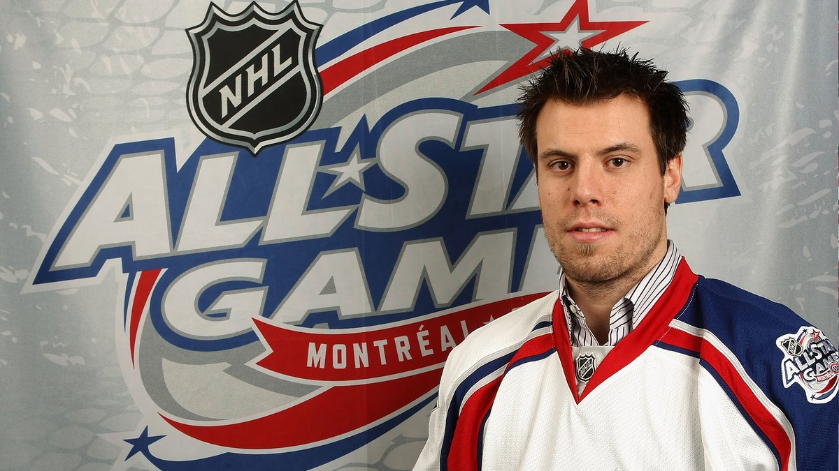  𝟸𝟻/𝟶𝟷/𝟸𝟶𝟶𝟿 Participe à son premier de sept Matchs des étoiles de la LNH, à Montréal. Plays in his first of seven NHL All-Star Games, in Montreal.