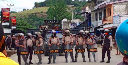 NMetherall's tweet photo. In 2015, I taught at the University of #Cenderawasih in #WestPapua. 

Activists would hold protests, the police would come and then the military... We would have to cancel classes.

This has been happening for years... #FijiFirst is driving @UniSouthPacific down a #SlipperySlope. https://t.co/RKrTUoLfxl
