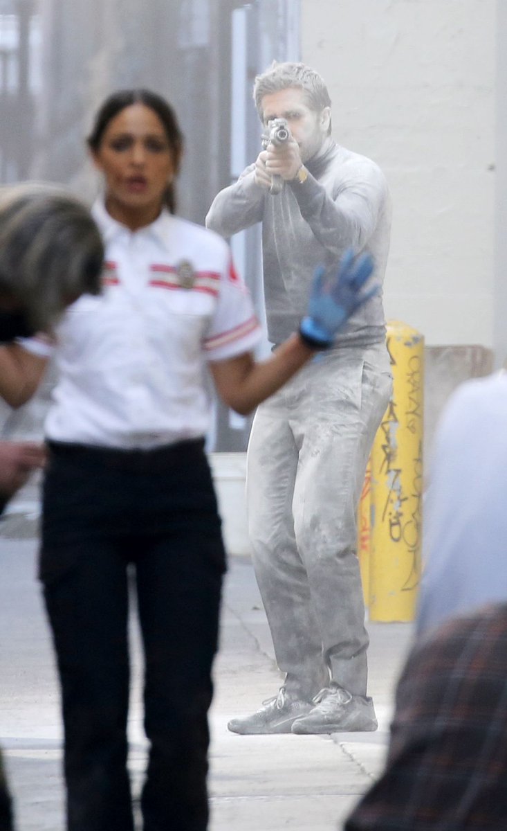gyllenhaalbr's tweet photo. Jake e Eiza Gonzáles gravando uma cena de 'Ambulance' em Los Angeles hoje, 3. https://t.co/iy1teSYopV