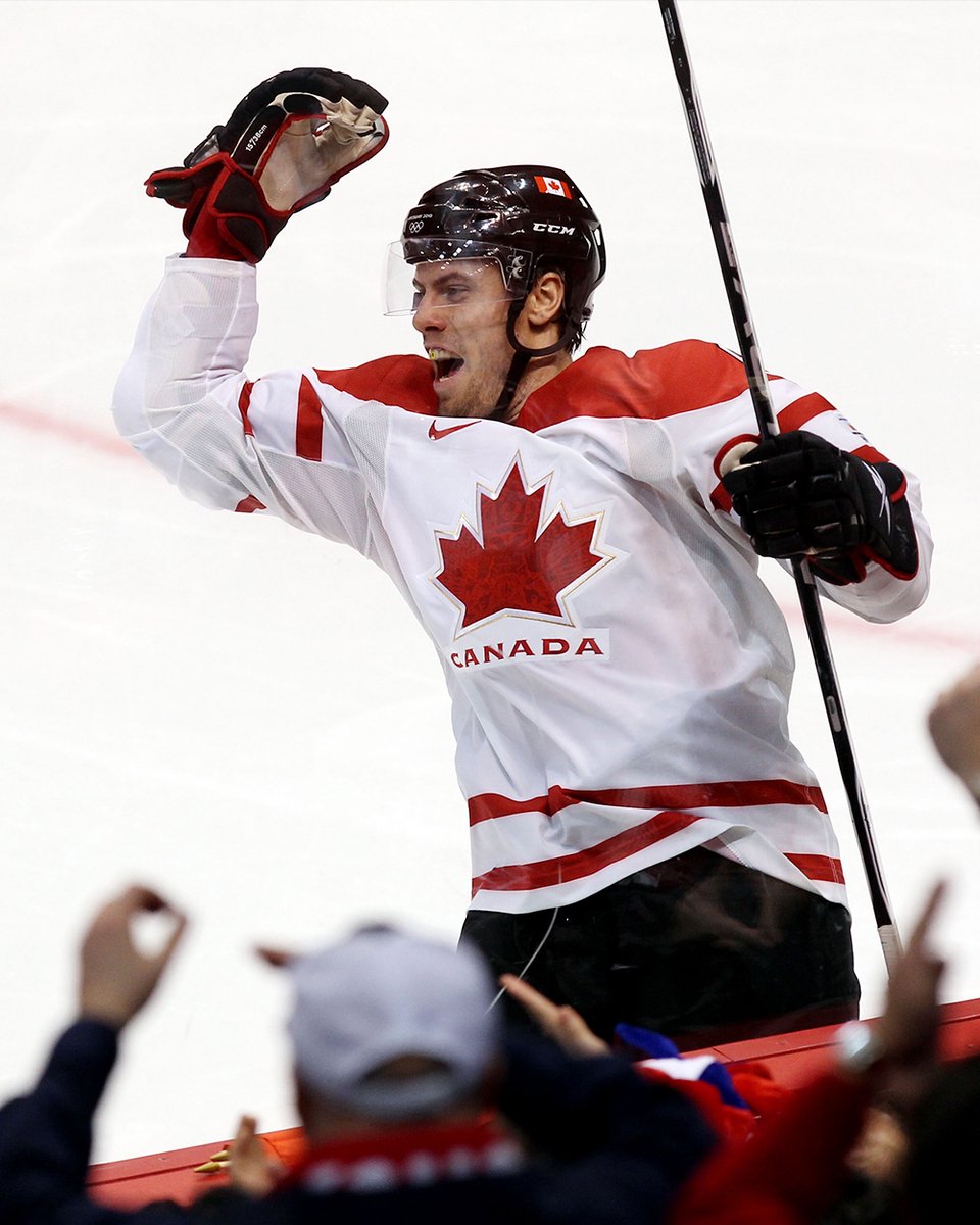  𝟸𝟾/𝟶𝟸/𝟸𝟶𝟷𝟶 Remporte la médaille d’or pour le Canada aux Jeux olympiques de Vancouver. Wins gold with Canada at the 2010 Olympic Games in Vancouver.