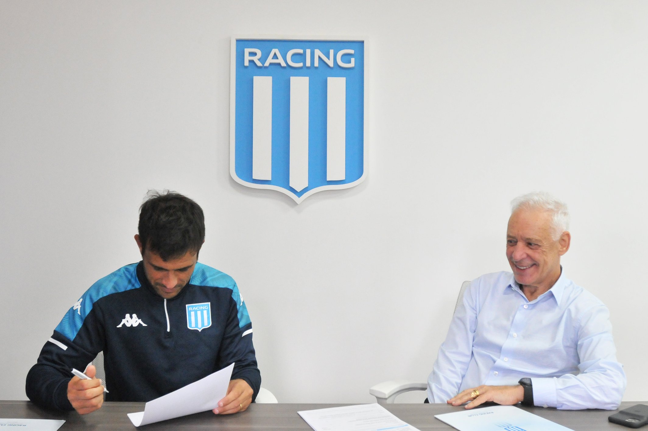 Cvitanich oficializó su continuidad en Racing: "Me llena de alegría"