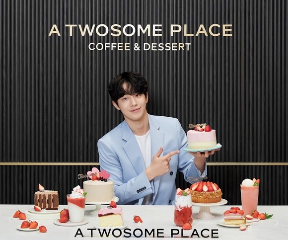 penforella's tweet image. Now who&apos;s craving for all things strawberry!! 🙋🏻‍♀️🤭

#ATwosomePlace 
#NamJooHyuk #남주혁 

🍓🍓🍓🍧🍨🍦🎂🍰🧁🍓🍓🍓