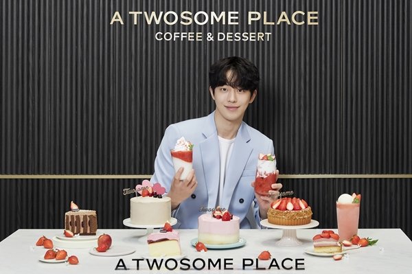 penforella's tweet image. Now who&apos;s craving for all things strawberry!! 🙋🏻‍♀️🤭

#ATwosomePlace 
#NamJooHyuk #남주혁 

🍓🍓🍓🍧🍨🍦🎂🍰🧁🍓🍓🍓
