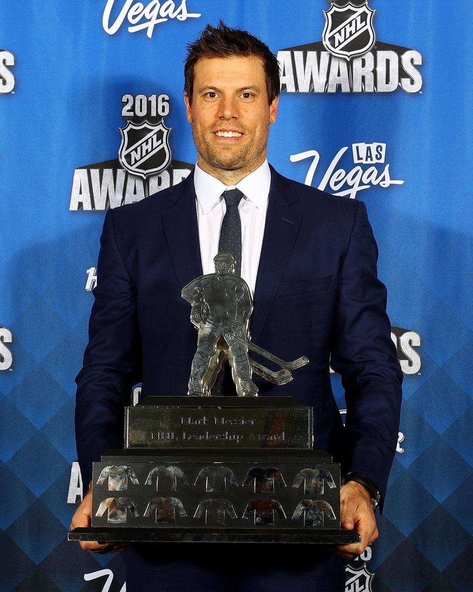  𝟸𝟸/𝟶𝟼/𝟸𝟶𝟷𝟼Remporte le Trophée Mark Messier. Wins the Mark Messier NHL Leadership Award.