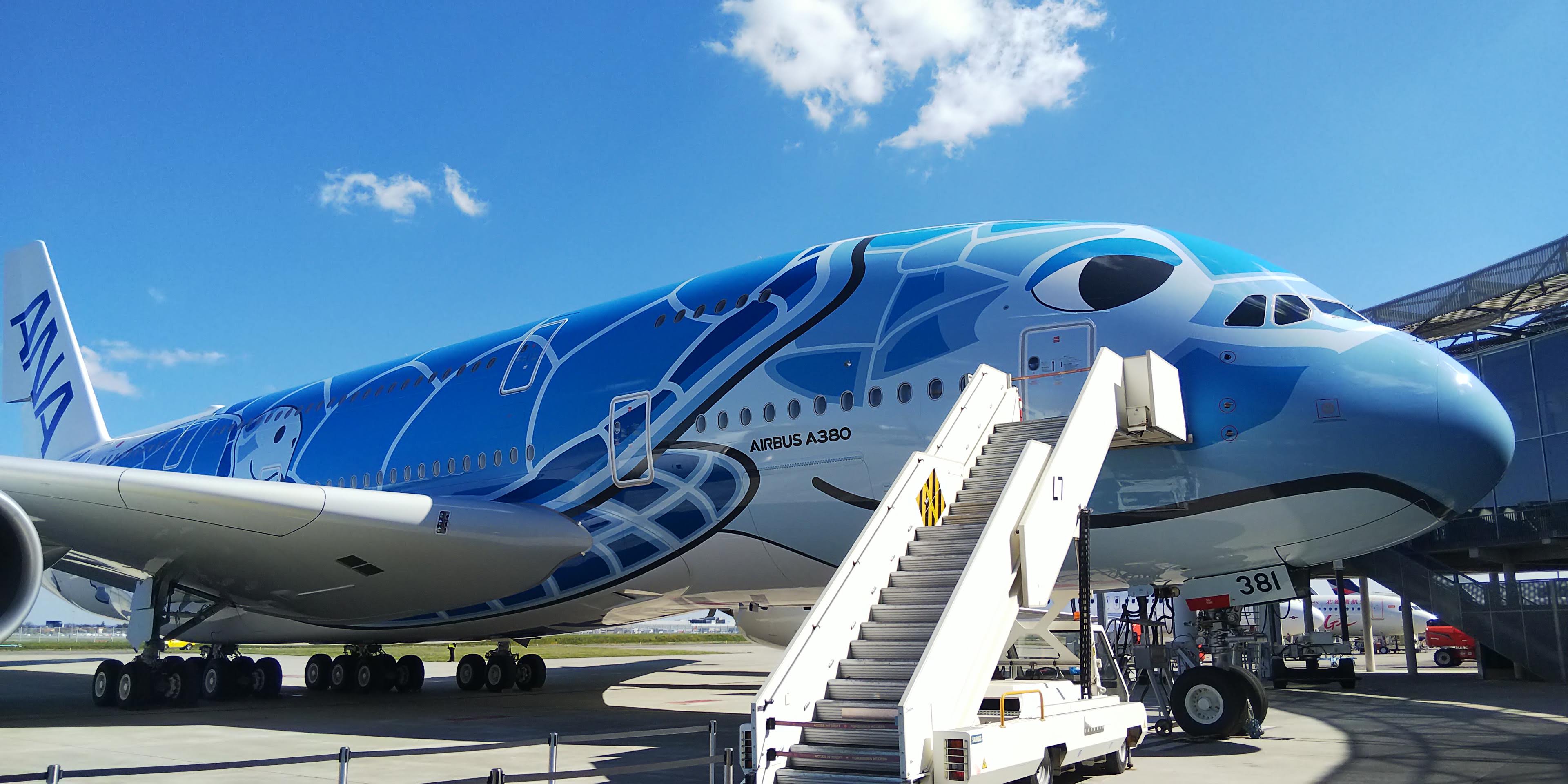 Ana旅のつぶやき 公式 青空に恋 した人々 エアバスa380 は世界で1番大きな旅客機で 最大離陸重量は560トンを誇ります コックピットには6枚の窓があり その一部は開閉も出来ます 地面からパイロットの目線までは約7mあり 前方が広く見渡せます