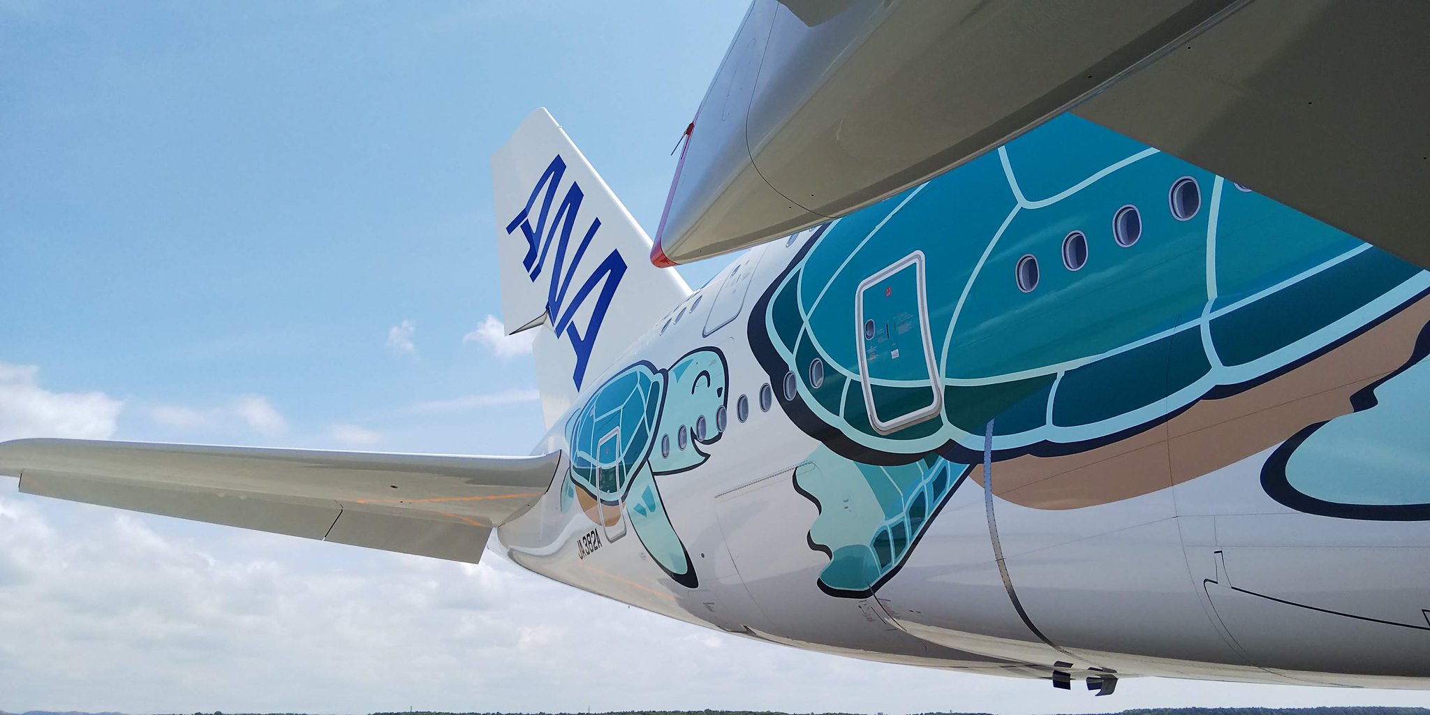Ana旅のつぶやき 公式 青空に恋 した人々 エアバスa380 は世界で1番大きな旅客機で 最大離陸重量は560トンを誇ります コックピットには6枚の窓があり その一部は開閉も出来ます 地面からパイロットの目線までは約7mあり 前方が広く見渡せます