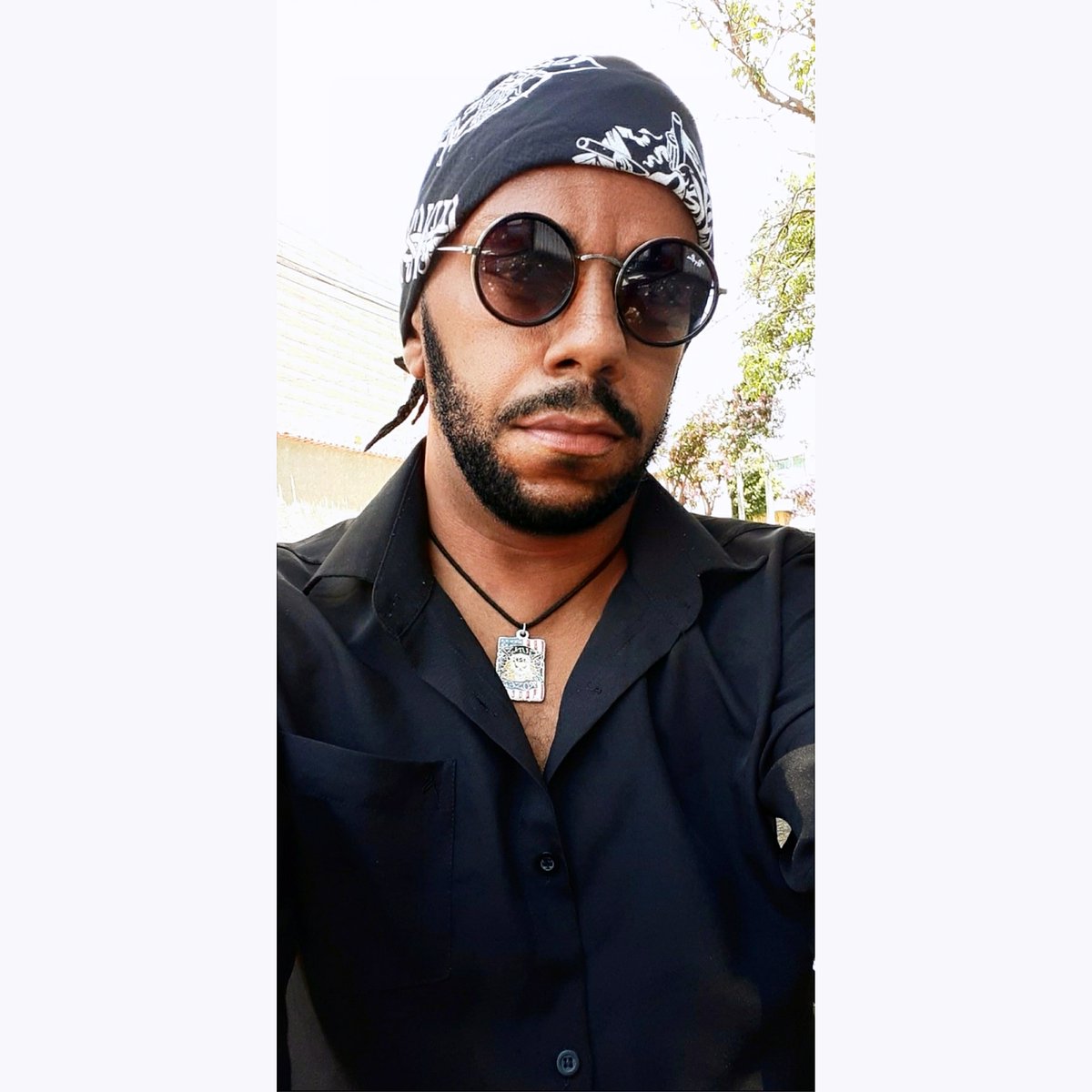 SamuelRowee's tweet image. Rock'n Roll não é só vestir roupas pretas, Rock'n Roll é ter um Cérebro.🤘🏼