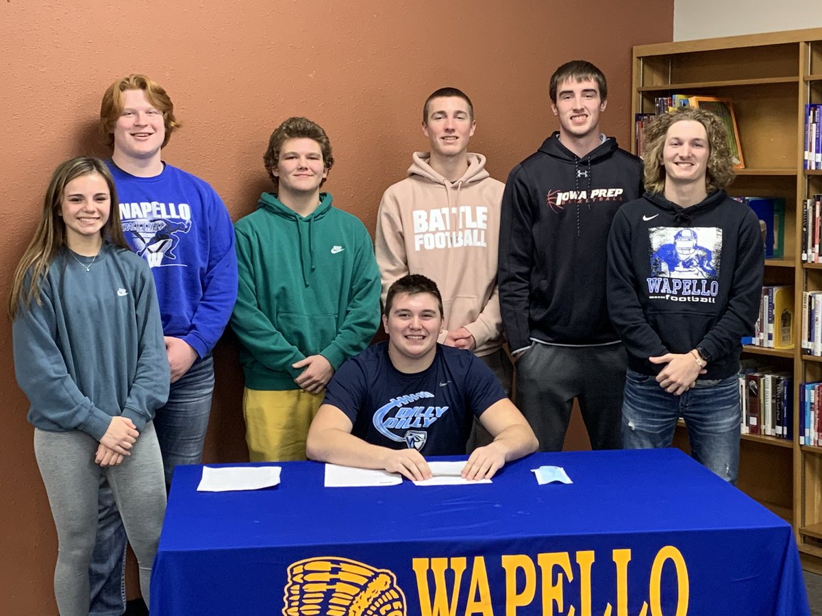 coachtp20's tweet photo. Officially a Peacock! Congrats Rhett! @Rhettsmith60 @Smitty0218 @Upper_Iowa_FB https://t.co/qyiB2OZBMu