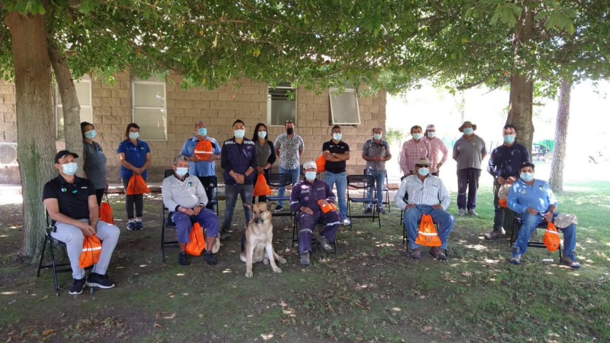 ISLOHiggins's tweet photo. Durante esta semana el Director Regional del @ISLOHiggins  José Granada, en compañía del equipo de prevención de riesgos del ISL, difundieron la campaña #veranocheck en distintas comunas de la región, dando a conocer las recomendaciones para prevenir el #COVID19 y los #rayosUV. https://t.co/Qco8q41qhD