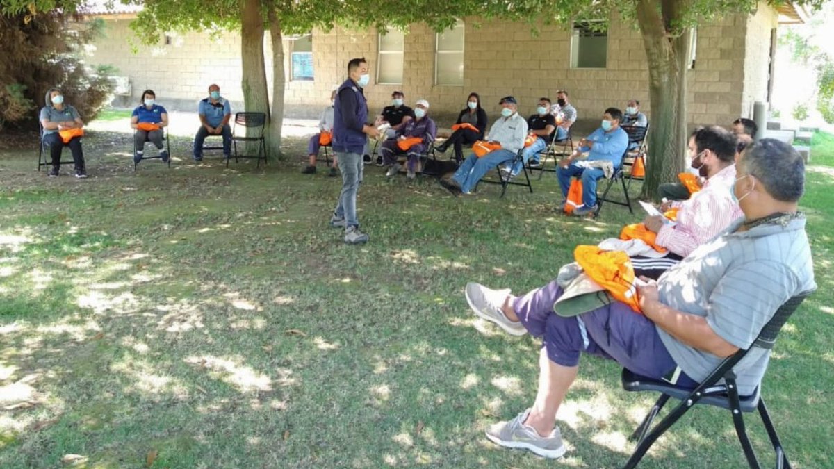 ISLOHiggins's tweet photo. Durante esta semana el Director Regional del @ISLOHiggins  José Granada, en compañía del equipo de prevención de riesgos del ISL, difundieron la campaña #veranocheck en distintas comunas de la región, dando a conocer las recomendaciones para prevenir el #COVID19 y los #rayosUV. https://t.co/Qco8q41qhD
