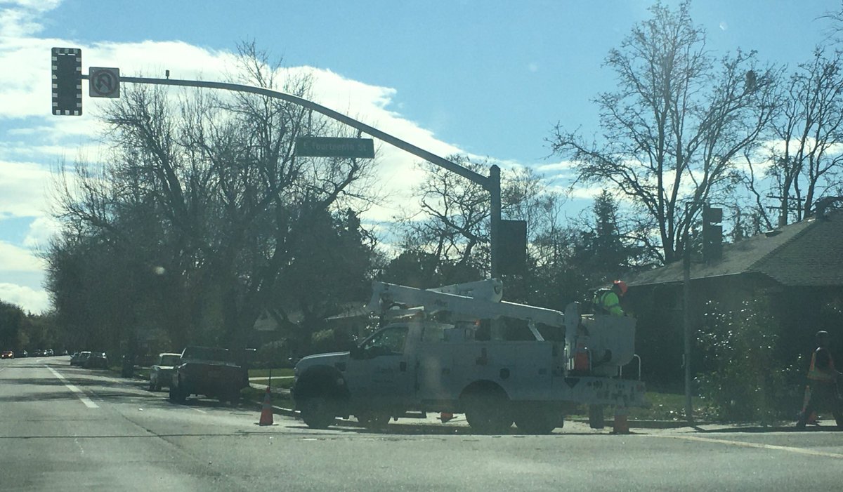 dhspunter's tweet photo. #DavisPower Public Works crew currently working on the F and 14th St. intersection stop lights, which have been non-functional for eight days. https://t.co/dAJOQYxaP5