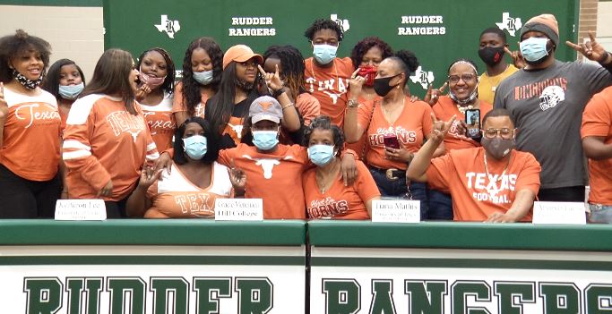 JustinW_NewsOn6's tweet photo. It was a huge family affair for Keithron Lee (@longlivet_5) today as he signed with Texas! Lee joins fellow Brazos Valley standouts Nate Floyd (Tech) , Brian Darby (OU) , T'Vondre Sweat (Texas), Harvell-Peel (OSU) in the Big 12. https://t.co/L5MbYCjROL