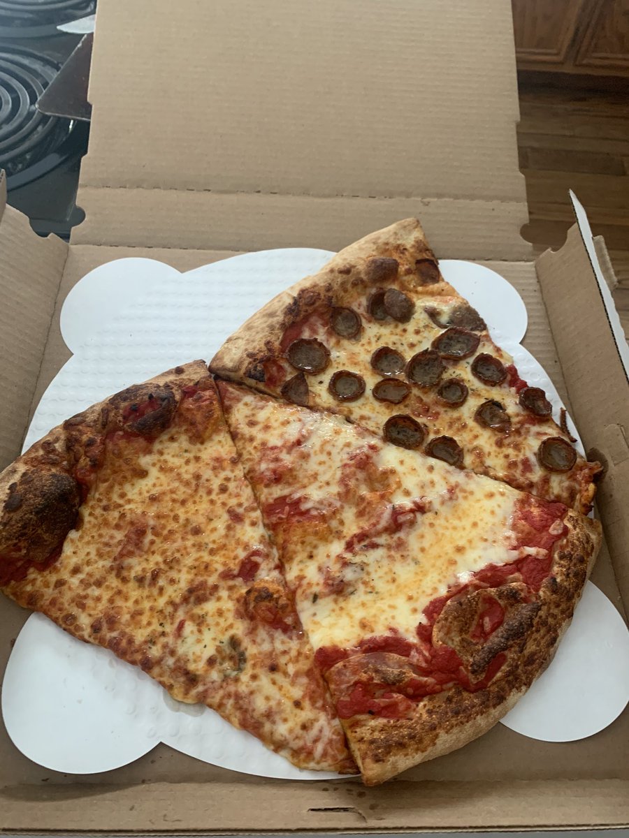 DaveFarley1986's tweet photo. Had this pizza yesterday for lunch. Really good. New York Style pizza is different but really good. #LittlePopsPizzeria #LittlePops #Naperville https://t.co/Ti34LPkbCD