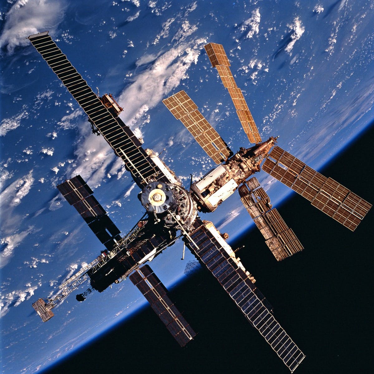 GNAOnline's tweet photo. On This Day in Glanmire History

March 23rd 2001 – The Russian Mir space station is disposed of, breaking up in the atmosphere before falling into the farmlands in Knockraha, Co.Cork, Ireland.

#glanmire #history #OnThisDay #mir #Space #Cork https://t.co/qyAJSdZDnz