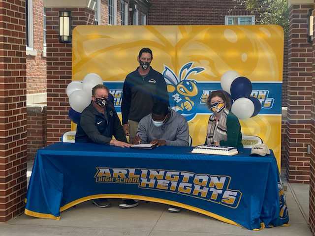 dctf's tweet image. Meet @HeightsFWISD&apos;s Leslie Adindu.

He&apos;s homeless &amp;amp; works 3-7 a.m. to secure his spot in a shelter. 

He never played a varsity snap of #txhsfb because he was too old. 

He didn&apos;t let that stop him &amp;amp; signed a scholarship today.

texasfootball.com/article/2021/0… ✍️ @Matt_Stepp817