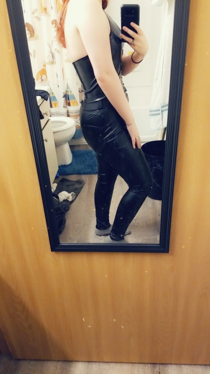 2 pic. Check out my new leather 🥵😘 so cozy 🥰 https://t.co/4hUQPNm6Dj https://t.co/G5PnOCcfqw
