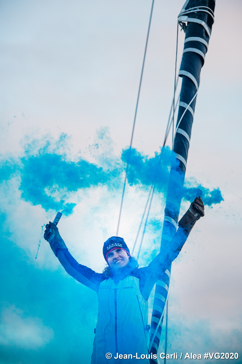 VendeeGlobe's tweet photo. [Arrivée du Vendée Globe 🏁] 
Retour en images sur l'arrivée aux Sables d'Olonne de 
@ClaSurLAtlantiq (@VoileBanquePop)
Ce mercredi 3 février, à 16h44, elle a franchi la ligne d’arrivée après 87 jours, 02 heures, 24 minutes et 25 secondes en mer.
#VG2020 https://t.co/p8JcVqZpxx