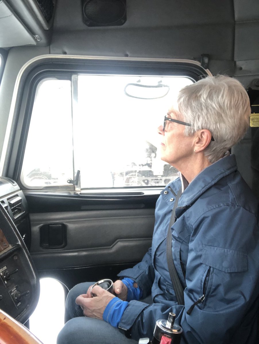The last time this young lady was at a grain elevator it was a 2 mile trip with 300bu. “So this is progress” she says. Thanks ⁦<a href="/GrainsConnectCA/">GrainsConnect Canada</a>⁩ ⁦<a href="/chaddettmer/">Dudley</a>⁩.   A much different experience this time.