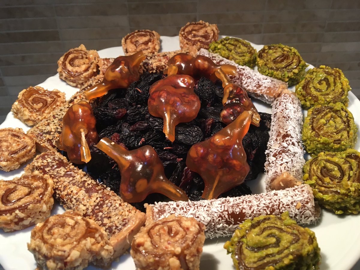 Damak çatlatan lezzetler serisine devam ediyoruz. Bu lezzetlerden mahrum kalmayınız efendim. #pestilsarma #fındıkezmeli #antepfıstıkezmeli #ballı #cevizlisucuk #çekirdeksizsiyahüzüm #pestil