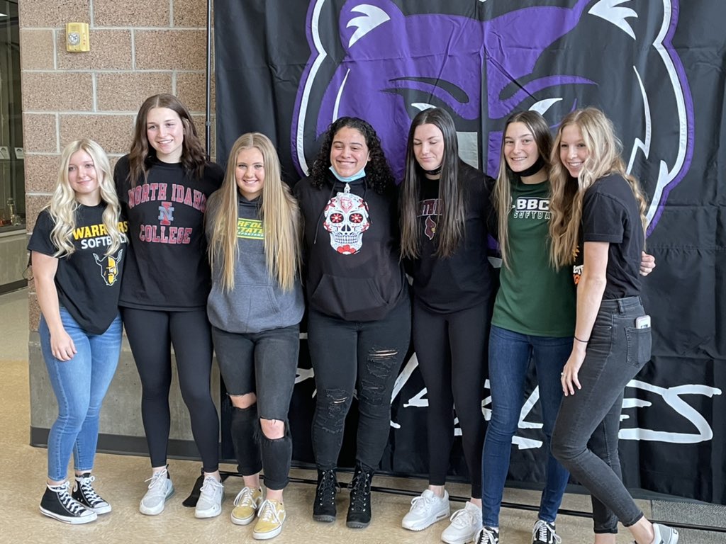 Congratulations to the Rocky softball girls who signed this afternoon. Isabella Brinkman, Abby Brooks,Megan Dobrev, Rylie Gilbreath, Emily Henard, Gracie Smith, Loran Walker. Best of luck!