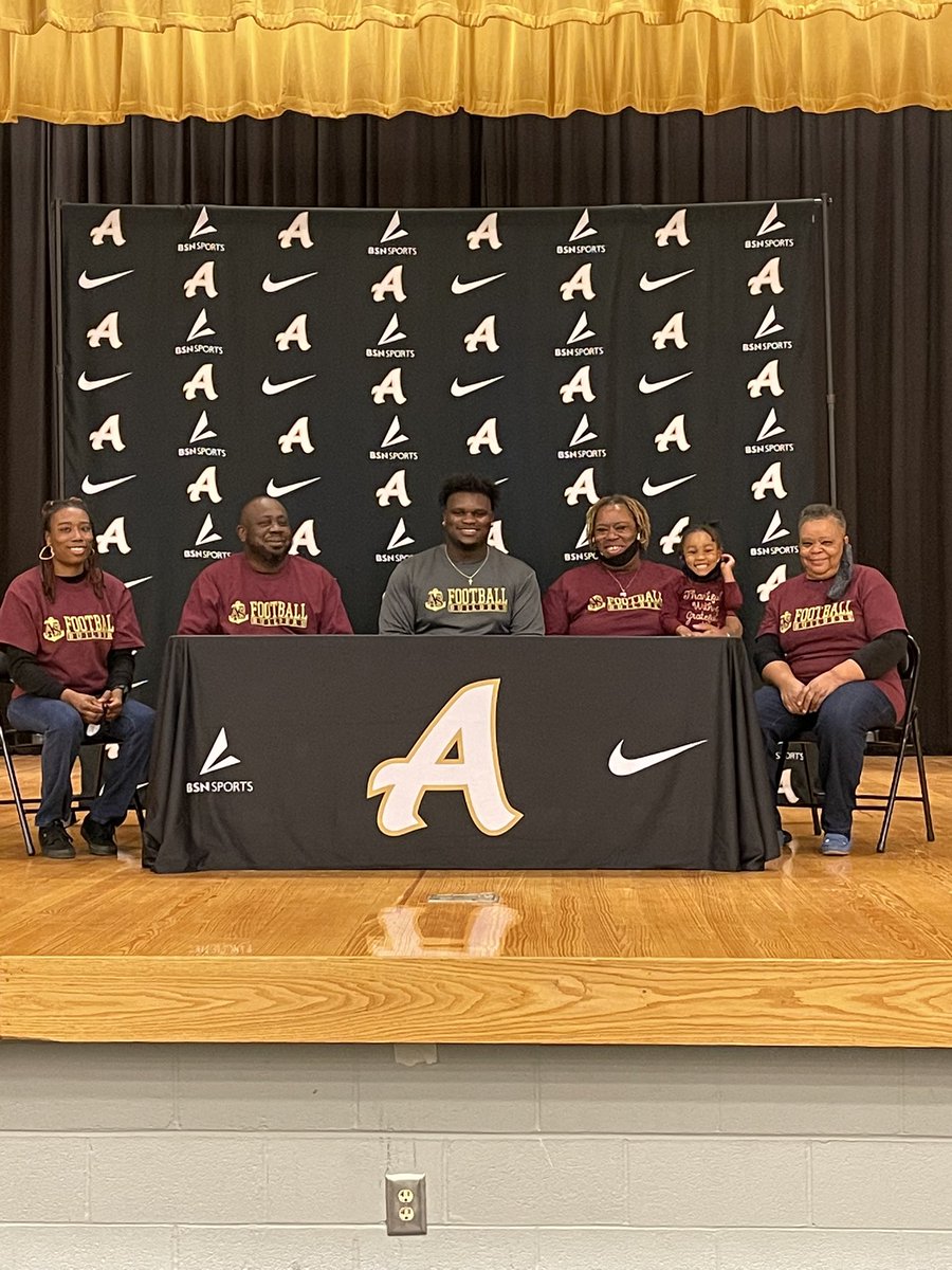 K_williams25_'s tweet photo. It’s official 🔐✍🏾#OnlyAtApp2ent1ce @ApprenticeHFC @coacheltonbrown @CoachSkalaski @In_Vinceable1 https://t.co/gdt70zWfon
