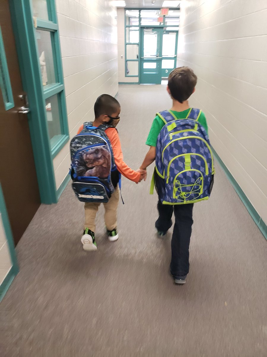 MrsSchmidt_CE's tweet photo. The bestest of friends 💚💙💚💙 #mbebears2020 #mbeisfamily #LightTheWay #HumbleISD_MBE @MsErin_MBE @MrsGiffordMBE @BrookeArnoldMBE https://t.co/D30riViVHh