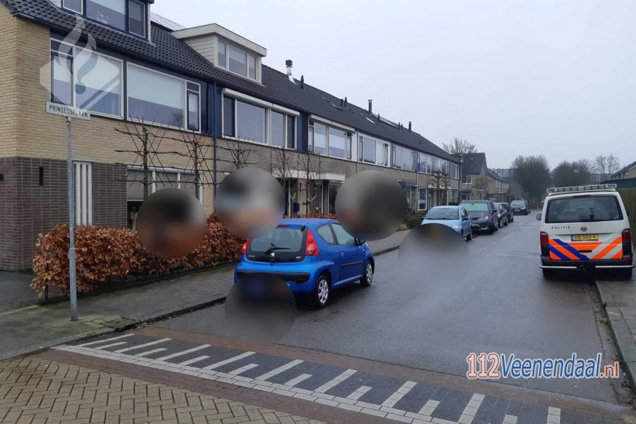 Vrouw gooit glas en karton in voortuinen #Veenendaal. 112Veenendaal.