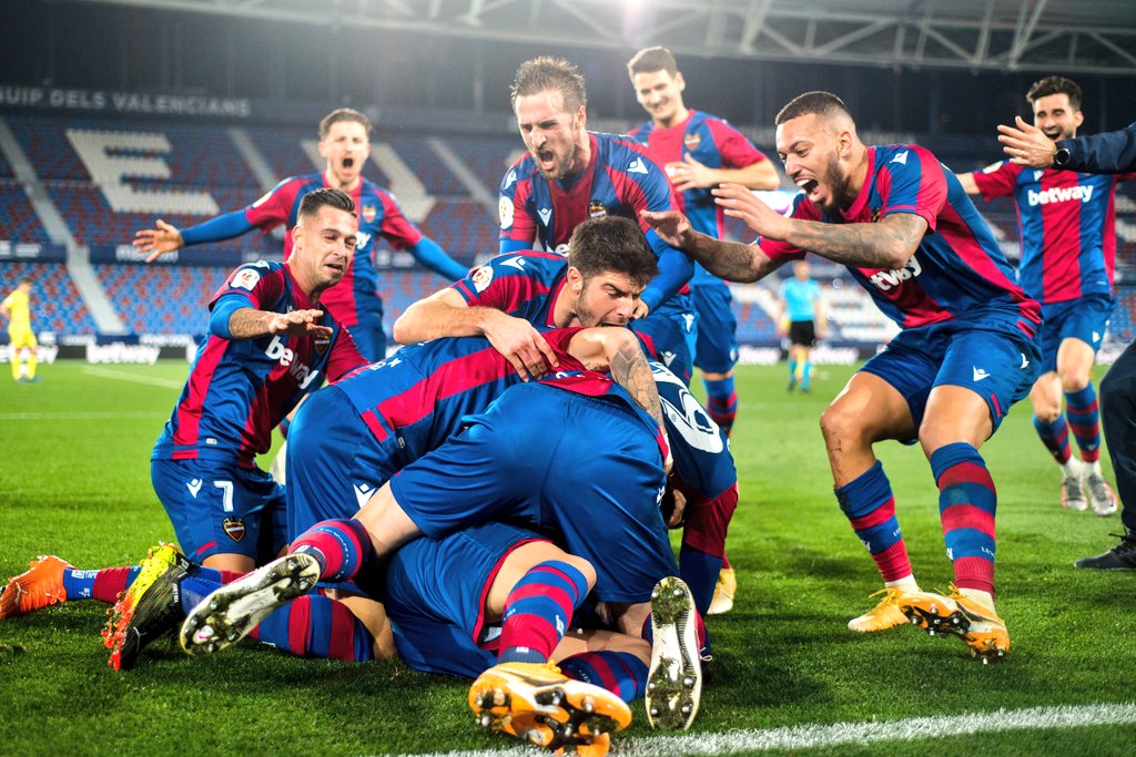 LevanteUD's tweet photo. ¡Invasión, invasión, invasión, invasión, invasión, invasión!

#OrgullGranota 💙❤ https://t.co/AxDRyZzTBS