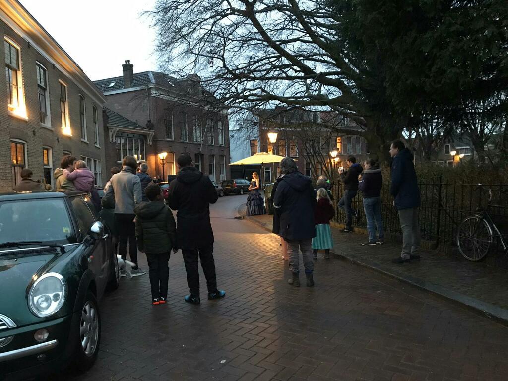 🐔🐔vel in #Overschie se Dorpsstraat  vanavond. Hoe #cultuur in je kruipt &amp; je optilt in coronatijd. Dankjewel, dame!