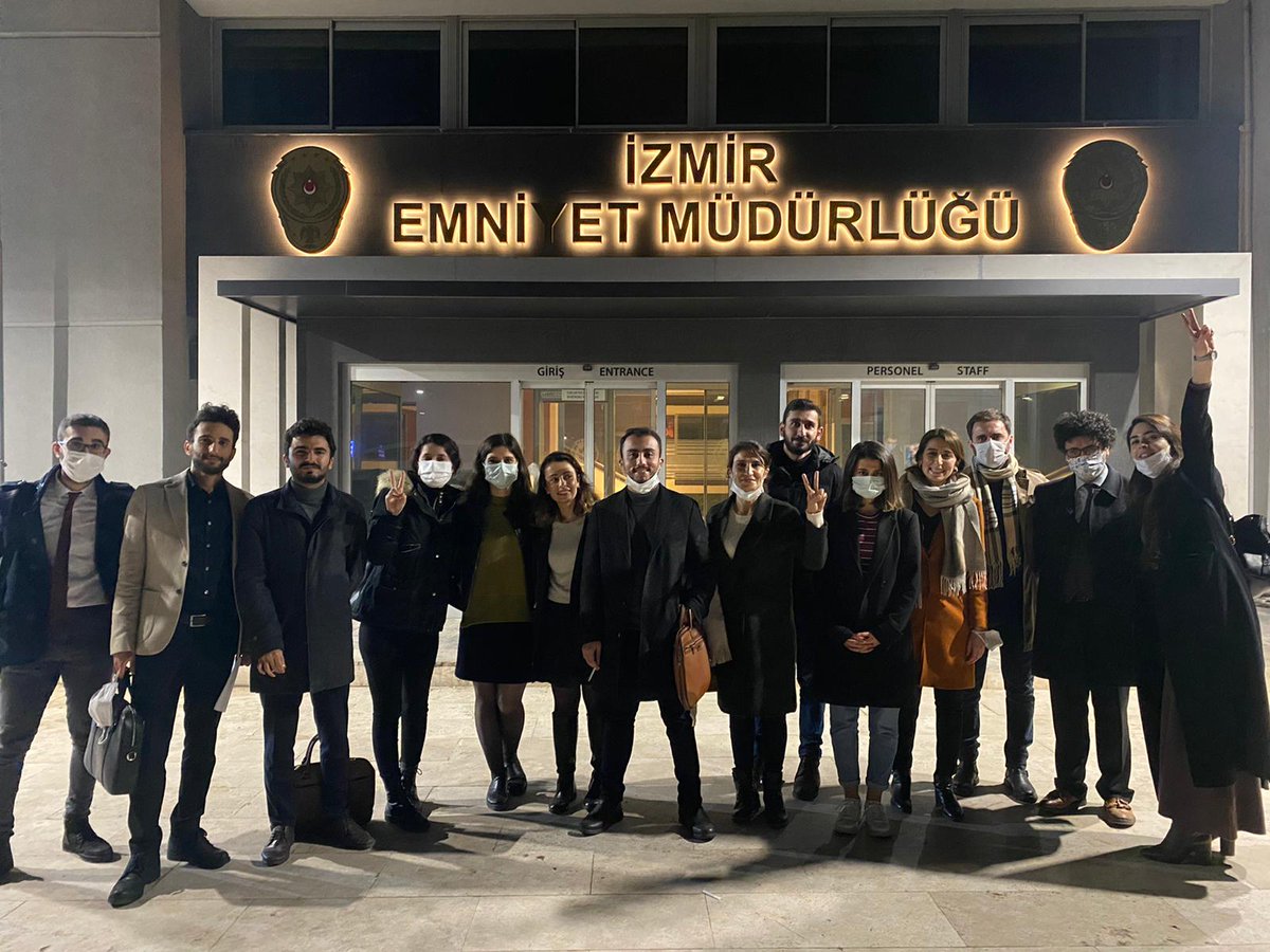 Boğaziçi dayanışmasına destek için İzmir Alsancak'ta yapılan eylemde gözaltına alınan 51 kişinin hepsi serbest bırakıldı. 

#AsagiyaBakmayacagiz 
#Arkadaslarımızıİstiyoruz