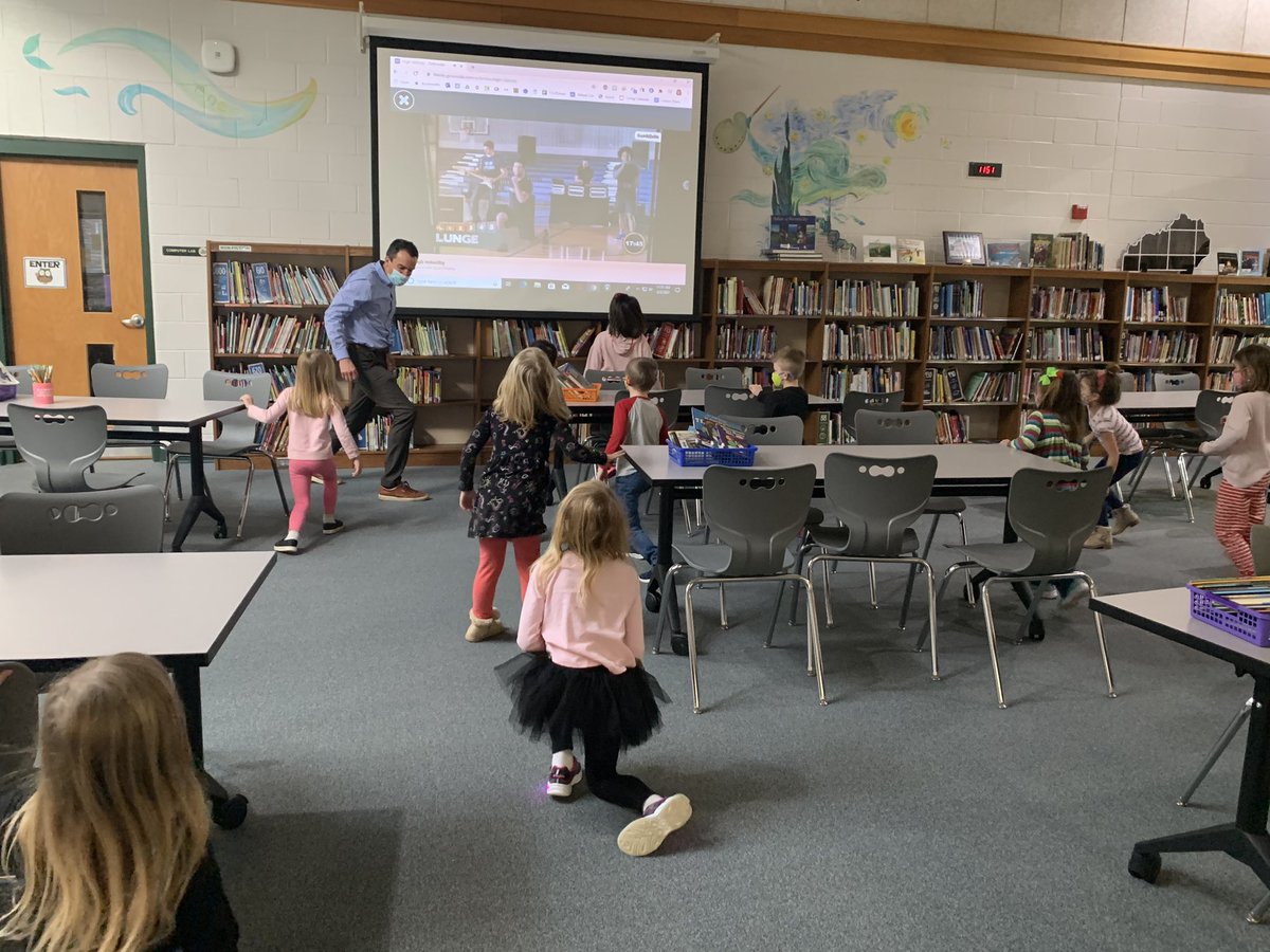 klathurman's tweet image. Our principal @RodoskyRyan went the extra mile today with our Kindergarten and 1st grade students as he filled in as a sub for PE (which was hosted in the library as socially distanced lunches were served in the gym). #L1G4 #LeadByExample #TeamOldham