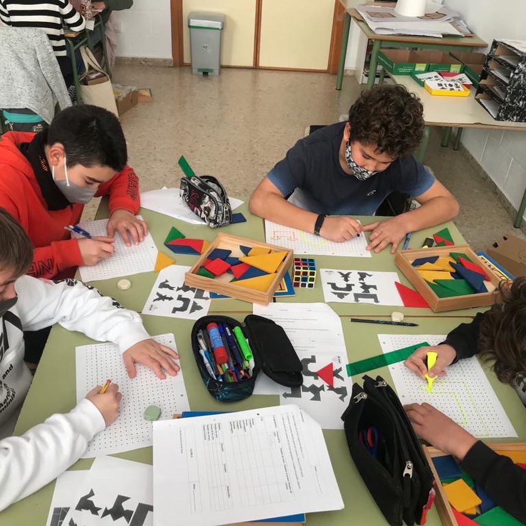 escolalamasia's tweet photo. Mooolta geometria...
El 3r Cicle de Primària es troba a hores d’ara immers en un Projecte de Geometria que està donant grans resultats. Treballem línies, angles, figures planes i polièdriques... mesures, formes i, per què no, també colors. Àrees, volums, longituds. https://t.co/OGtSVuI6qZ