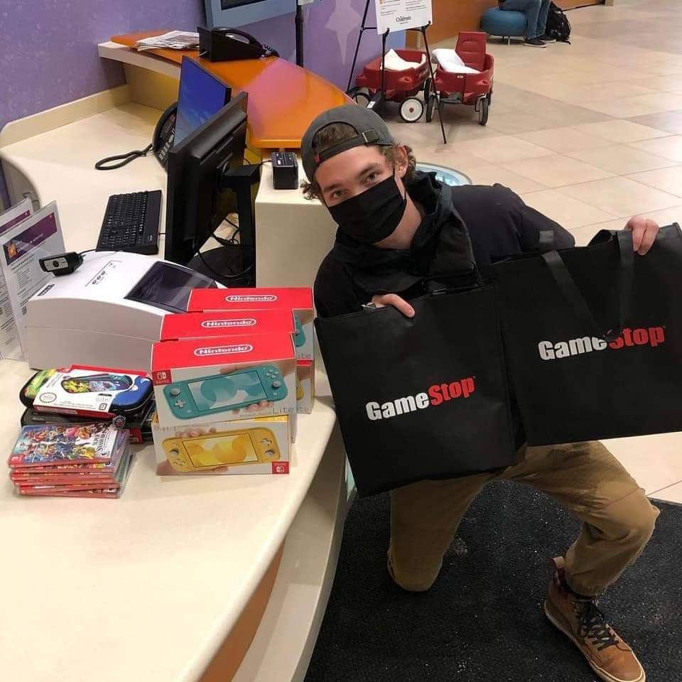 overgyx's tweet photo. #HunterKahn, es un estudiante de 20 años que donó varios #NintendoSwitch y juegos al hospital infantil de Minneapolis.🎮
Kahn ganó más de 30,000 dólares tras comprar y vender acciones de #Gamestop la semana pasada durante la alza de la empresa, producto de los grupos de #Reddit https://t.co/I0XQJsFJ2O