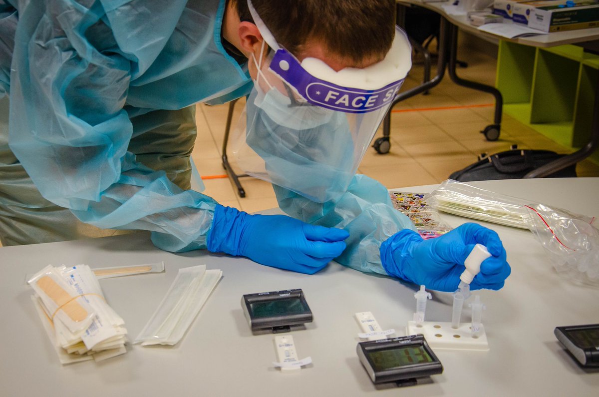 Heel wat v onze #vrijwilligers zetten mee hun schouders onder het project "Sneltesten i/h onderwijs'. Na de e-learning, kreeg vandaag de eerste groep hun praktijkopleiding van het #CLB. Oh, en ze testten alle 6 negatief 💪. #samentegencorona #wijhelpen #wijhelpenhelpen #mechelen