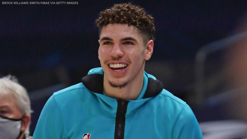 LaMelo Ball donated 500 blankets to a homeless shelter in Charlotte. 

Rook already making an impact in his community 👏 <a href="/MELOD1P/">Melo</a>