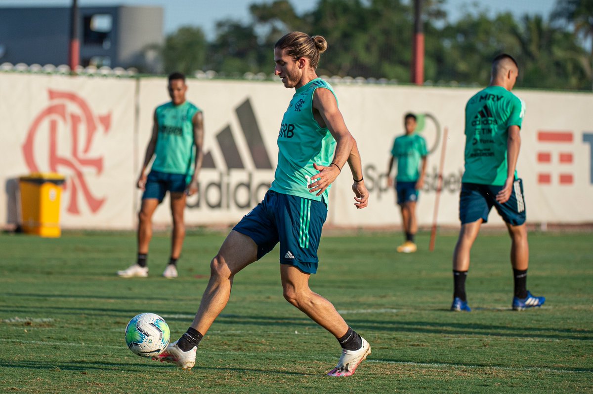 Flamengo's tweet photo. ✅👊 

Tudo pronto para o clássico! Nesta tarde, o Mengão concluiu a preparação para a partida contra o Vasco pelo Brasileirão. Vamos em busca de mais uma vitória! 💪 #CRF 

📸: @AlexandreVidal1 /CRF https://t.co/hU8HiEd3Vc
