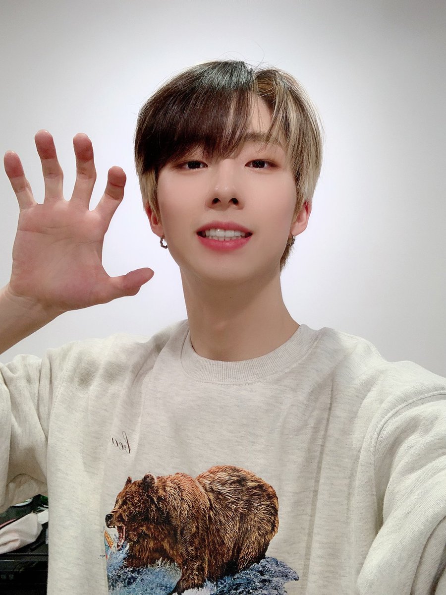 Jiung as Tutting-there is no way he doesn't know how to tut-definitely listens to house music-will incorporate popping in his choreo just to show off /pos-jiung where is your naughty cover