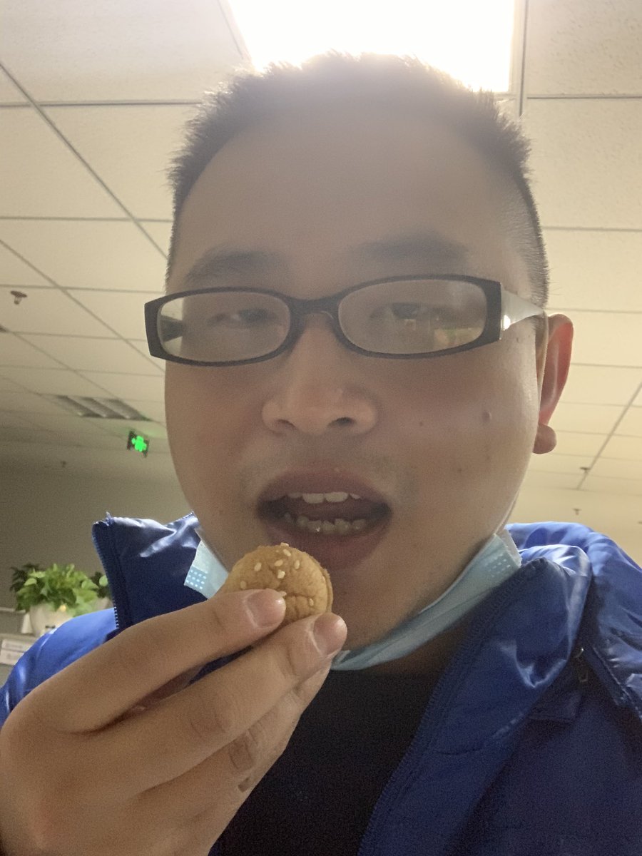 JamesCageWhite's tweet photo. There are some food on the table and I’m gonna taste each of them, very yummy very tasty I like it , my colleague is a good guy 😋 https://t.co/6RjooImTKd