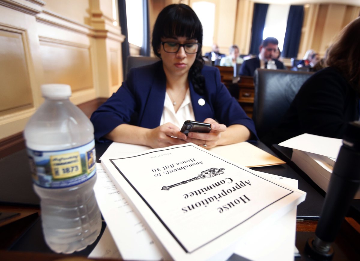 ByRobertoR's tweet image. This week the Virginia House passed a bill making it illegal to send unsolicited nude pics of yourself to another person (AKA cyber flashing). Only one other state outlaws this form of virtual harassment. More @myVPM: vpm.org/news/articles/…