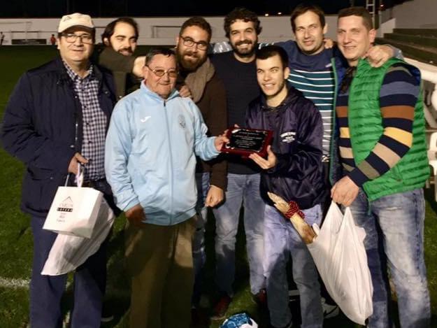 Se nos ha ido el mítico Tenazas, un hombre de club, una persona a la que cualquiera que sienta al <a href="/MulenoClubF/">MULEÑO C.F.</a> recordará.
Nos quedamos con esa sensación de haber reconocido en vida tu gran labor por nuestros colores, allá dónde estés seguirás llevando a tu Muleño en el corazón.