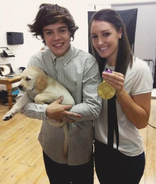 Harry Styles and dogs. A thread.