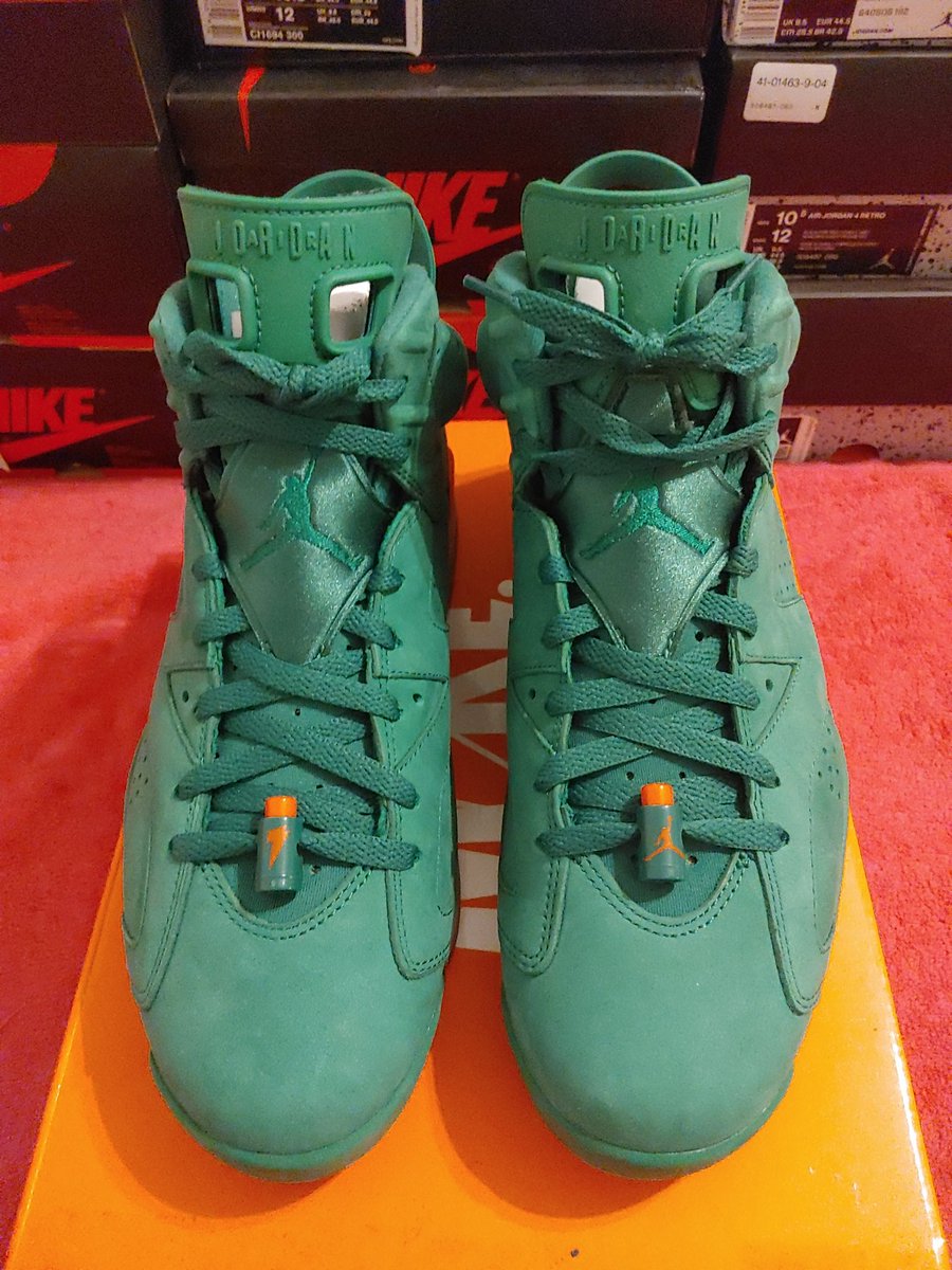 nunya0202's tweet photo. Size 10, worn once for a very short period of time. In immaculate preowned condition. Towel, extra set of laces, and original receipt of purchase included as pictured. 300 gifted/shipped via USPS Priority mail. https://t.co/JmOtUN8fvJ