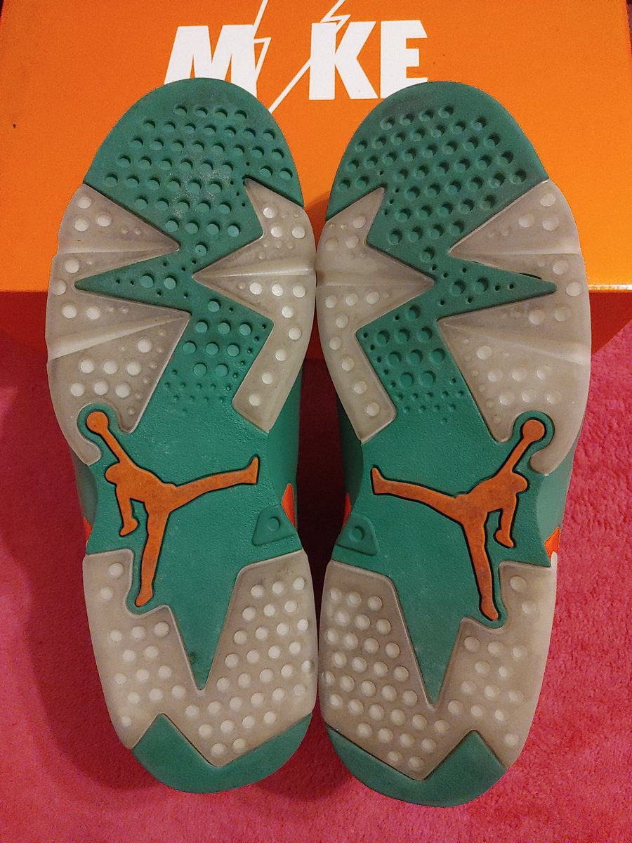 nunya0202's tweet photo. Size 10, worn once for a very short period of time. In immaculate preowned condition. Towel, extra set of laces, and original receipt of purchase included as pictured. 300 gifted/shipped via USPS Priority mail. https://t.co/JmOtUN8fvJ