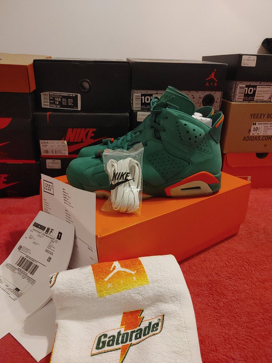 nunya0202's tweet photo. Size 10, worn once for a very short period of time. In immaculate preowned condition. Towel, extra set of laces, and original receipt of purchase included as pictured. 300 gifted/shipped via USPS Priority mail. https://t.co/JmOtUN8fvJ
