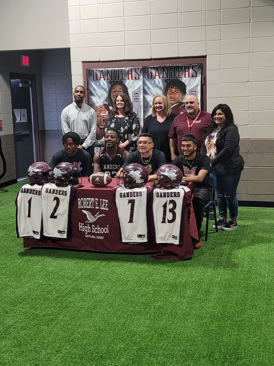 Extremely proud of our '21 signees. Their hard work, dedication, enthusiasm and commitment paid off. Congrats guys! I know you'll make us proud! 💪🏿🔥🚀 #NationalSigningDay #ganderpride <a href="/REL_Ganders/">Baytown Lee High School</a> <a href="/olige08/">Tank👹</a> <a href="/jakenan23/">keke</a> <a href="/Coach_SAnthony/">Spencer Anthony</a> <a href="/mlb_edgar/">Edgar Pulido🤴🏽</a> @juanitooo_13