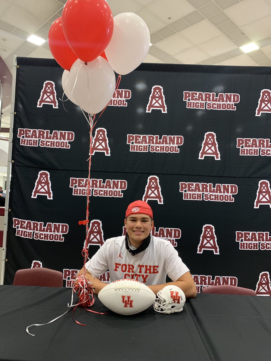 CSMendez_'s tweet photo. Just out here tryin to make my mama proud. Proud to officially be a Coog 🐾 @UHCougarFB #GoCoogs #HomeTownHero #HtownBound21 https://t.co/87uISlJ411
