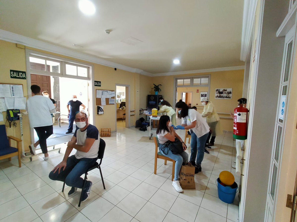 Resi_San_Sebas's tweet photo. En la @Resi_San_Sebas gestionada por @Clece_ ya estamos inmunizados contra la #COVID19 👏👏🌈
Tanto residentes como profesionales hemos recibido la segunda dosis de la vacuna 💉🦠 #YoMeVacuno #residenciasclece https://t.co/jRoq2drTKl