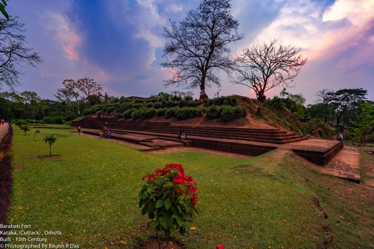 (2)The Jagannath temple chronicles 'Madala Panji', states that the Eastern Ganga dynasty king - Anangabhimadeva III - built the fort by 1230 CE. He reigned during 1211-38 CE.In 1230, he moved his capital to Barabati (Cuttack) from Kalinganagar (Bhubaneshwar)