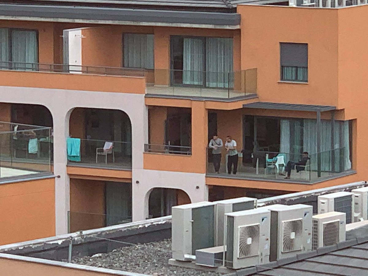 de_vecinal's tweet image. Mientras sacan y los trasladan a otras zonas de la isla, a otros, los siguen metiendo en sus aposentos de sol y piscina. Imágenes de Arguineguin Park y zona de puerto Rico.