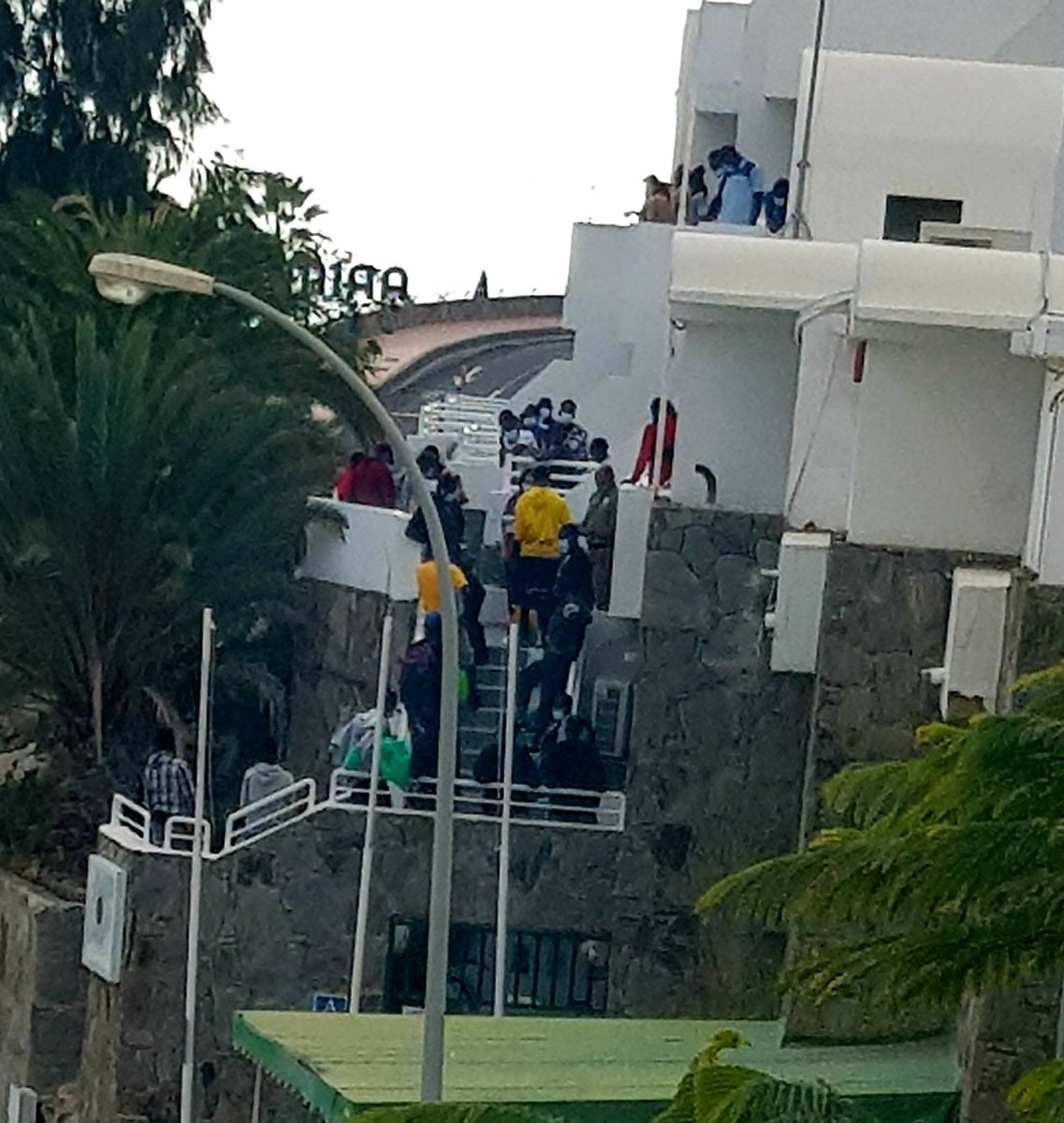 de_vecinal's tweet image. Mientras sacan y los trasladan a otras zonas de la isla, a otros, los siguen metiendo en sus aposentos de sol y piscina. Imágenes de Arguineguin Park y zona de puerto Rico.